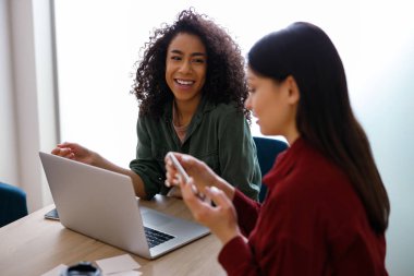 Modern bir ofis çalışma sürecinde