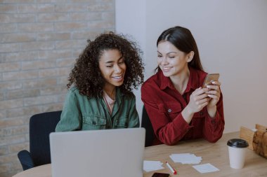 Modern bir ofis çalışma sürecinde