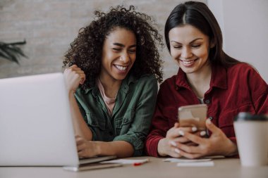 Modern bir ofis çalışma sürecinde