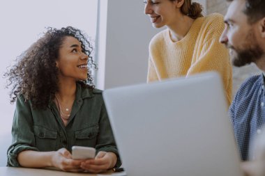 Modern bir ofis çalışma sürecinde