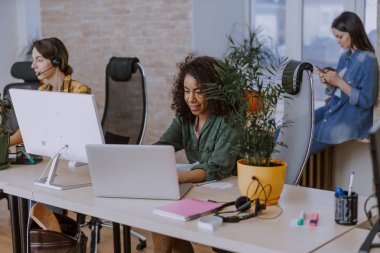 Modern bir ofis çalışma sürecinde