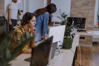 Modern bir ofis çalışma sürecinde