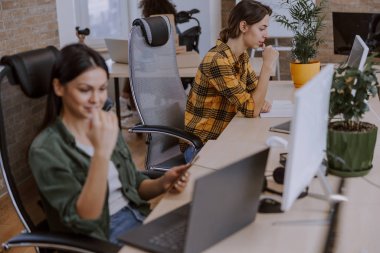 Modern bir ofis çalışma sürecinde