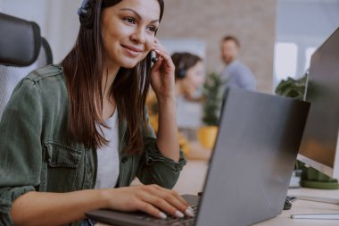 Modern bir ofis çalışma sürecinde