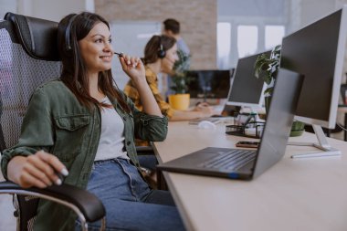 Modern bir ofis çalışma sürecinde