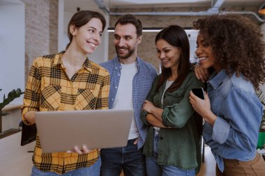 Modern bir ofis çalışma sürecinde