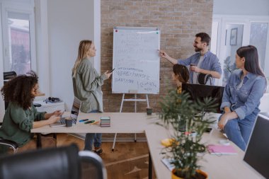 Modern bir ofis çalışma sürecinde