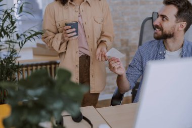 Modern bir ofis çalışma sürecinde