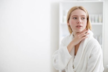 Kozmetik merkezindeki kadın.