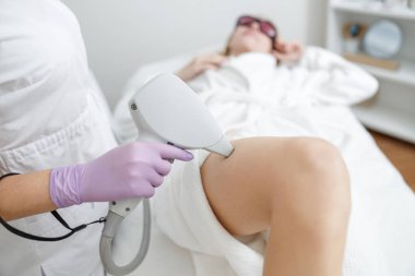 Kozmetik merkezindeki kadın.