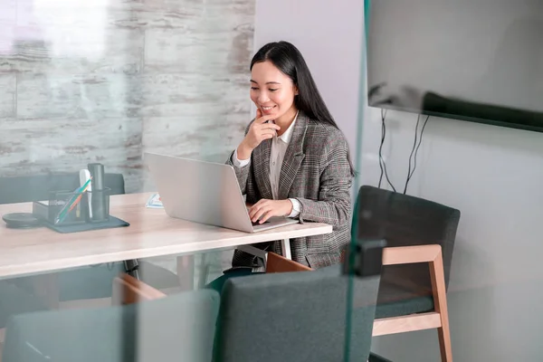 사무실에서 일하는 아시아 — 스톡 사진