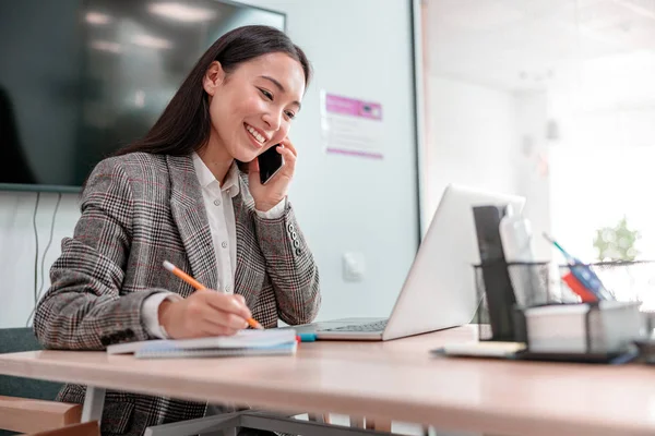 Mujer Asiática Trabajando Oficina —  Fotos de Stock