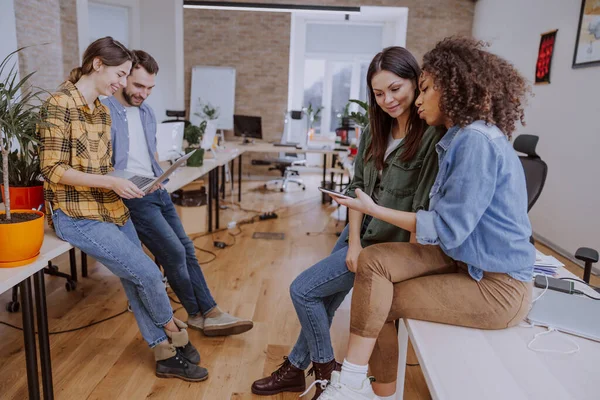 Modern bir ofis çalışma sürecinde