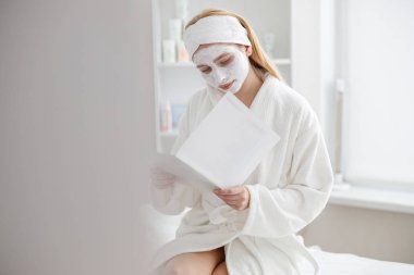 Kozmetik merkezindeki kadın.