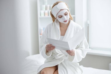 Kozmetik merkezindeki kadın.