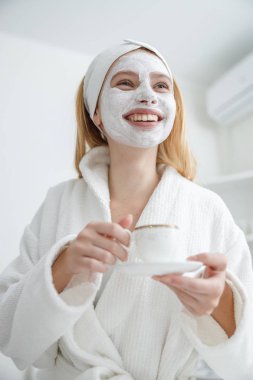 Kozmetik merkezindeki kadın.