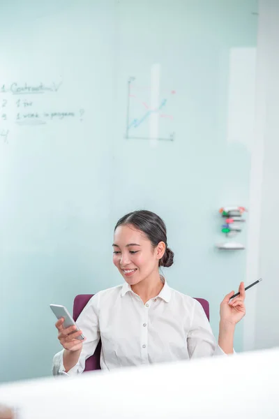 Asian woman is working in office — Stock Photo, Image