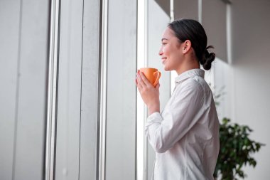 ofiste çalışan Asyalı kadın