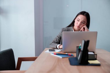 ofiste çalışan Asyalı kadın