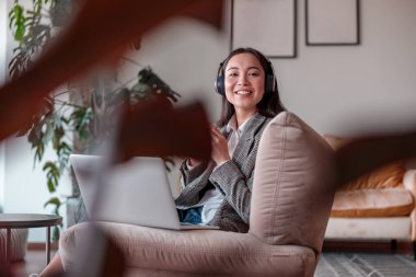 ofiste çalışan Asyalı kadın