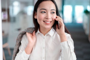 ofiste çalışan Asyalı kadın