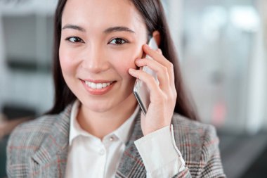 ofiste çalışan Asyalı kadın