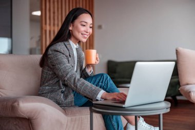 Asyalı kadın ofiste çalışıyor.