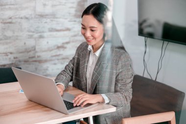 ofiste çalışan Asyalı kadın