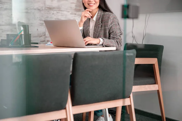사무실에서 일 하는 아시아 여자 — 스톡 사진
