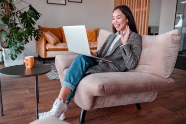 Asyalı kadın ofiste çalışıyor.