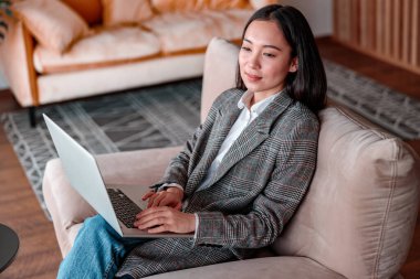 Asyalı kadın ofiste çalışıyor.