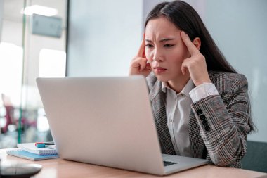 ofiste çalışan Asyalı kadın