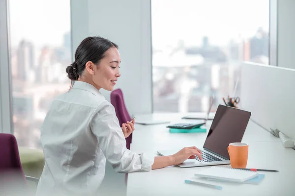 Mujer Asiática Trabajando Oficina —  Fotos de Stock