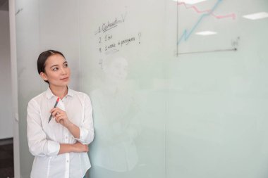 Ofiste çalışan Asyalı kadın.