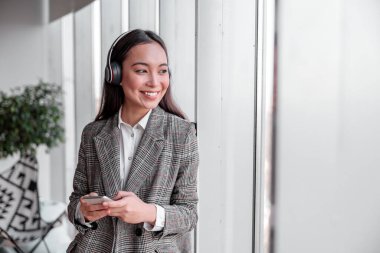 Ofiste çalışan Asyalı kadın.