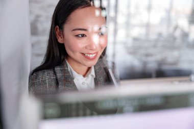 Ofiste çalışan Asyalı kadın.