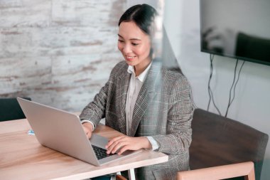 Ofiste çalışan Asyalı kadın.