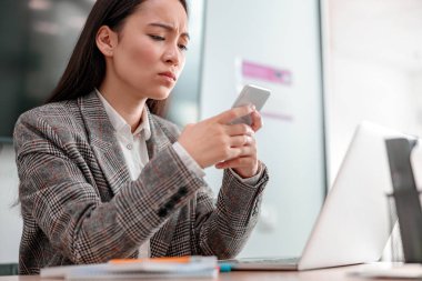 Ofiste çalışan Asyalı kadın.