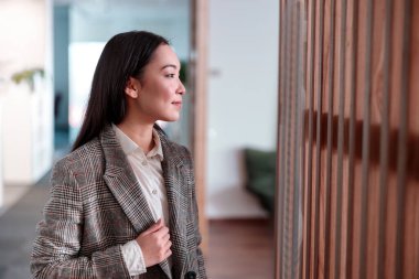 Ofiste çalışan Asyalı kadın.