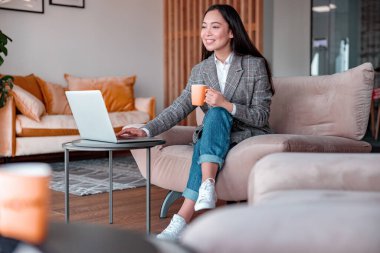 Ofiste çalışan Asyalı kadın.