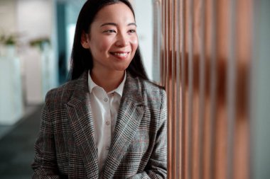 Ofiste çalışan Asyalı kadın.