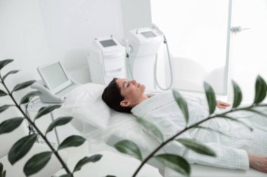 Kadın cildiyle ilgileniyor ve kozmetoloji ve lazer ameliyatları yapıyor.