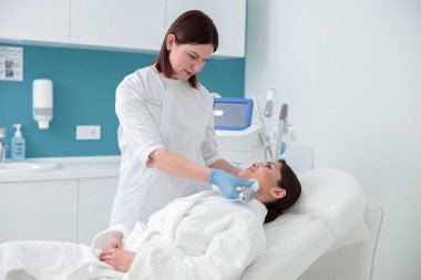 Kadın cildiyle ilgileniyor ve kozmetoloji ve lazer ameliyatları yapıyor.