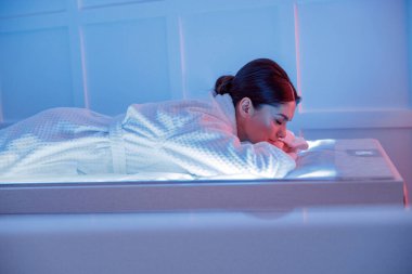 Kadın cildiyle ilgileniyor ve kozmetoloji ve lazer ameliyatları yapıyor.