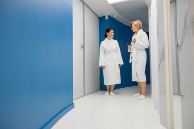 Kadın cildiyle ilgileniyor ve kozmetoloji ve lazer ameliyatları yapıyor.