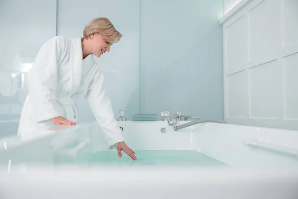 Donna Prende Cura Della Sua Pelle Facendo Cosmetologia Lazer Procedure — Foto Stock