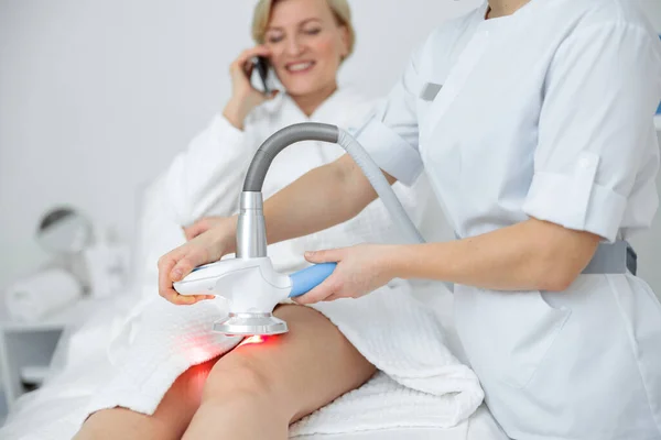 Mulher Cuida Pele Faz Procedimentos Cosmetologia Lazer — Fotografia de Stock
