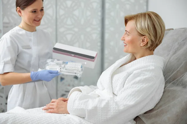 Mulher Cuida Pele Faz Procedimentos Cosmetologia Lazer — Fotografia de Stock