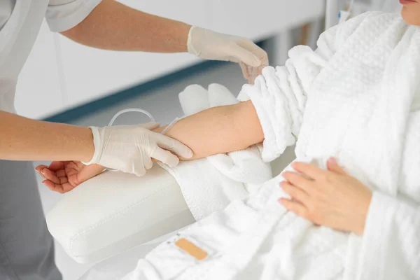 Donna Prende Cura Della Sua Pelle Facendo Cosmetologia Lazer Procedure — Foto Stock