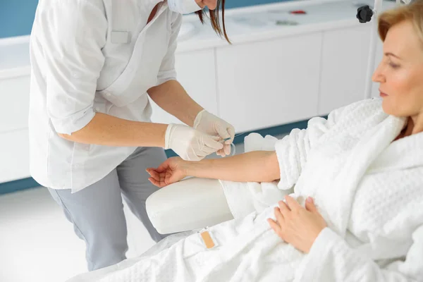 Vrouw Zorgt Voor Haar Huid Doet Cosmetologie Lazer Procedures — Stockfoto